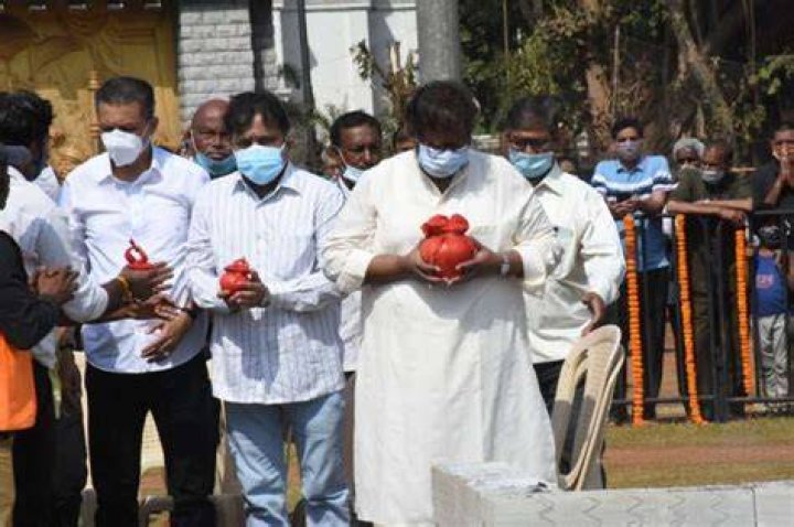 Adinath Mangeshkar Collects Ashes of Lata Mangeshkar