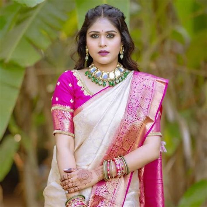 Akshaya Deodhar Age, Birthday & Zodiac Sign (Hardeek Joshi)