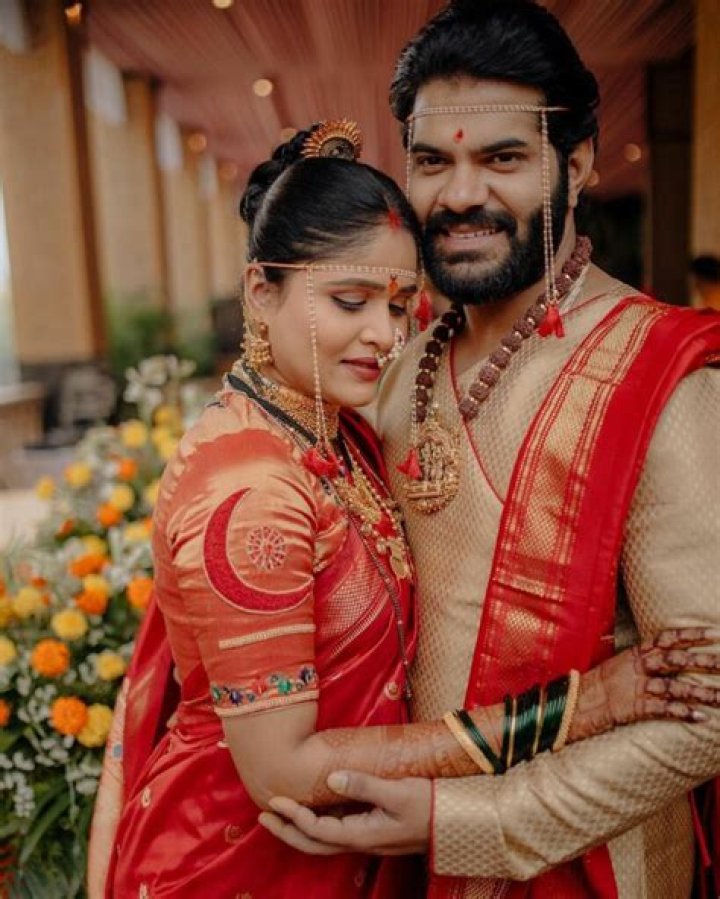 Akshaya Deodhar Spouse, Boyfriend Name & Relationships