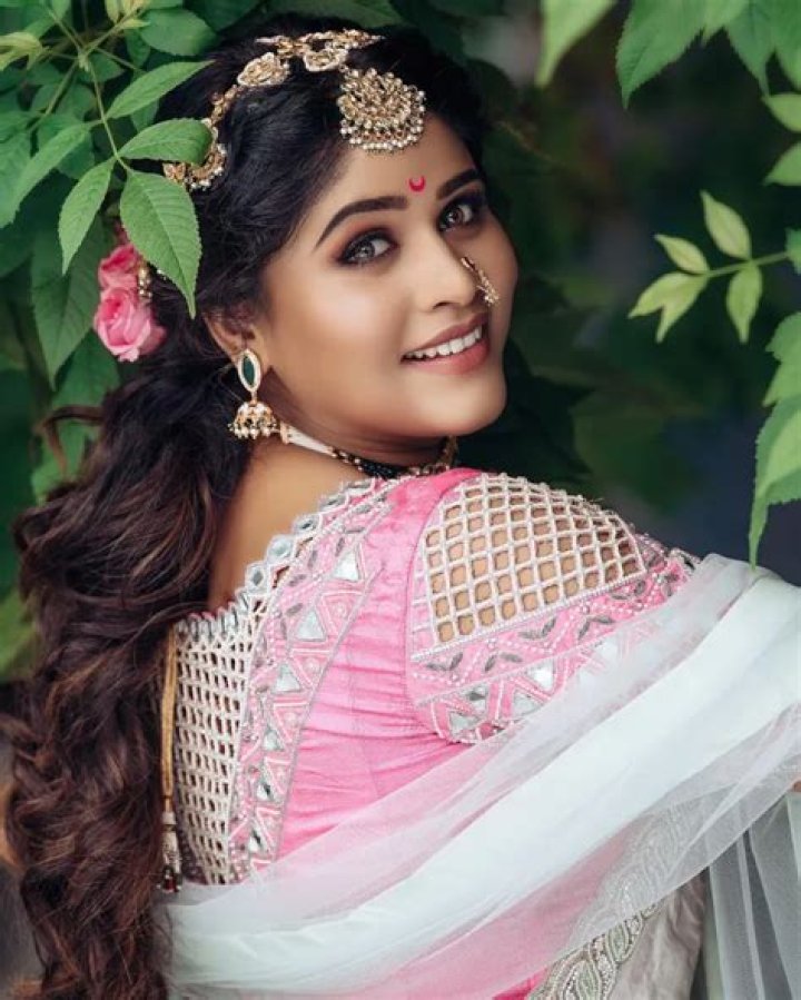 Akshaya Deodhar Wikipedia, Biography (Early Life & Education)