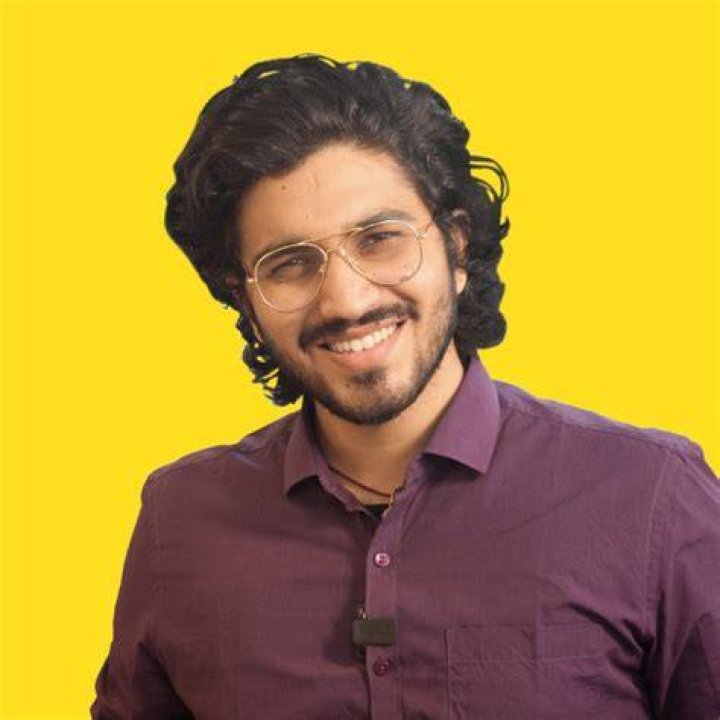 Aman Dhattarwal is playing Dandiya with his mother