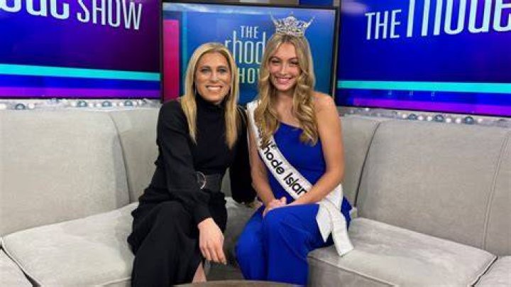 Caroline Parente with her sister