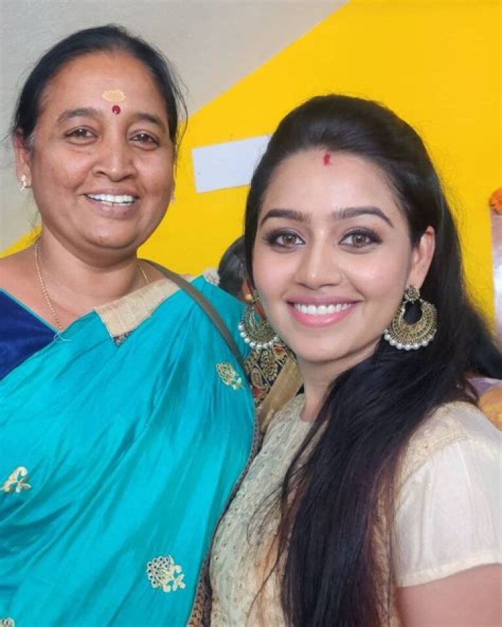 Gayathri with her mother and sister