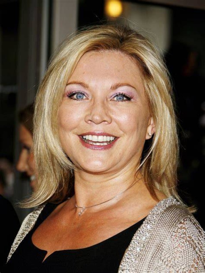 How tall is Amanda Redman
