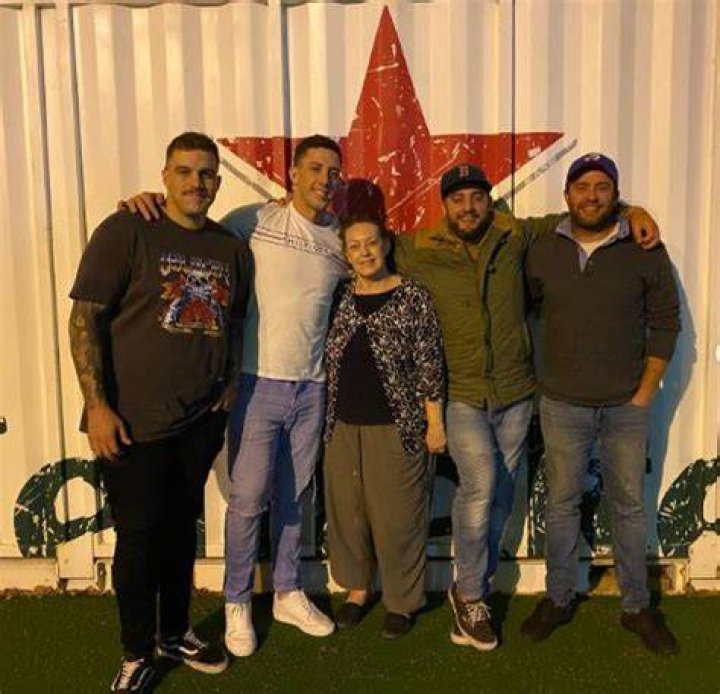 Jordy Sandy with mother and brothers