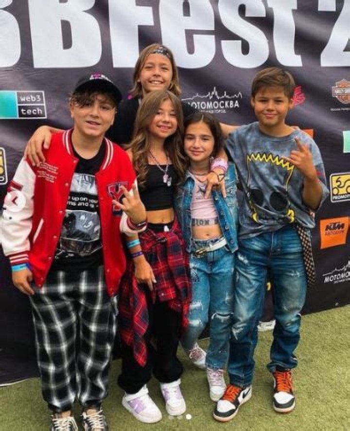 Khametova with her friends