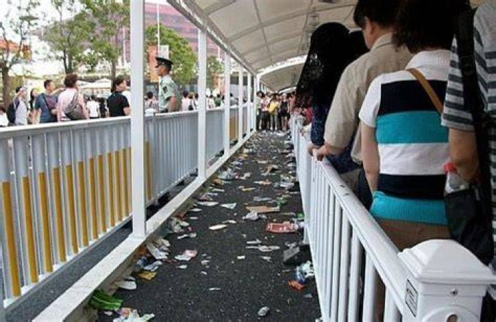 Littering In China Public Transportation