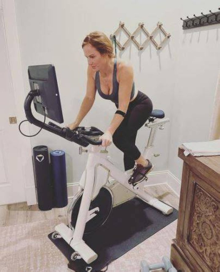 Mina Starsiak does workout