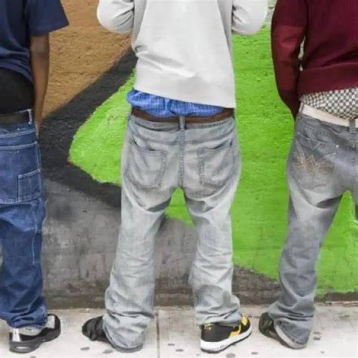 Weirdest Fashion Trends Sagging Pants